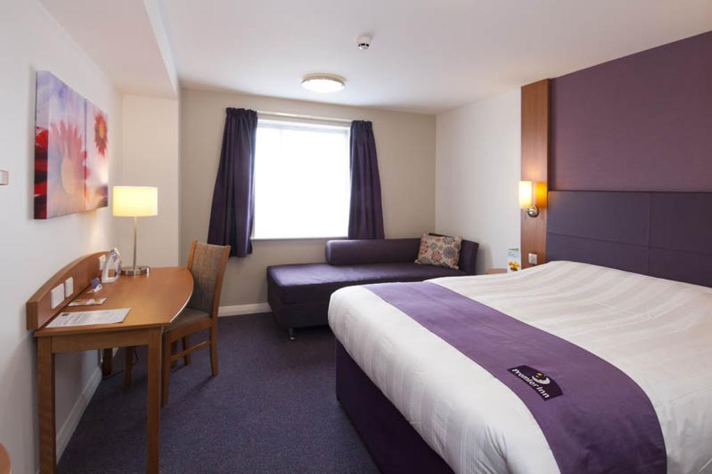 Premier Inn London Hanger Lane Exteriér fotografie